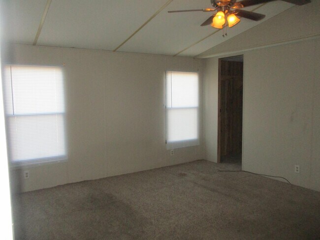 Building Photo - 413 Debby St