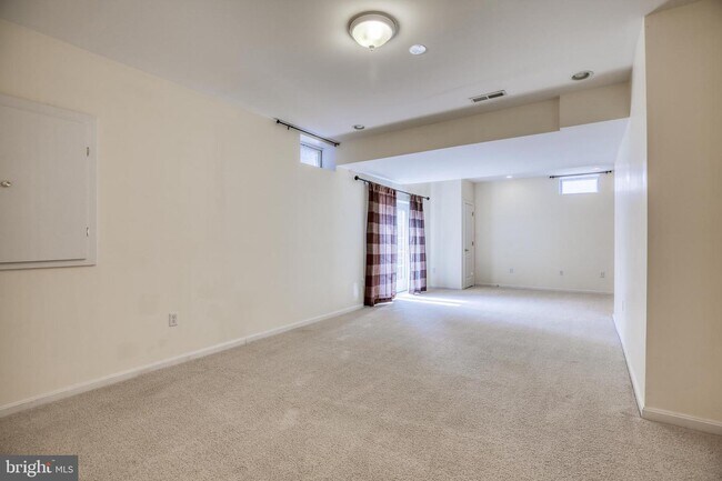 Building Photo - 1001 Meadow Ct