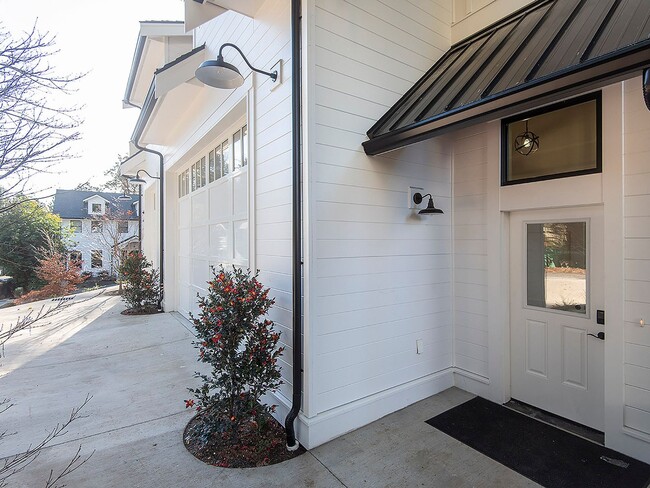 Building Photo - 2-Bedroom Carriage House in Haller Lake