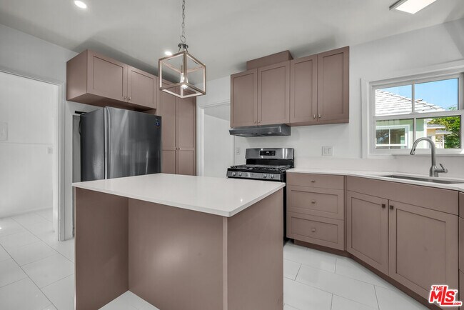 Building Photo - 1091 Palm Terrace