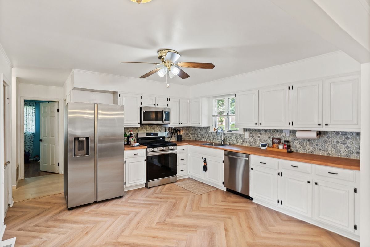 Building Photo - 24 Carl Sandburg Dr