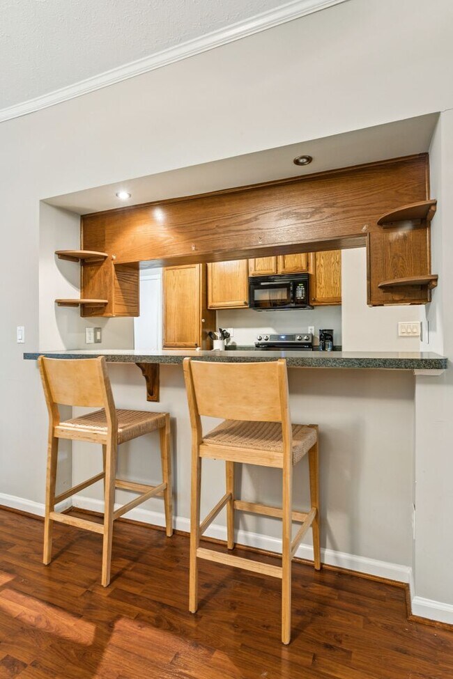 Building Photo - 501 Ashwood Dr