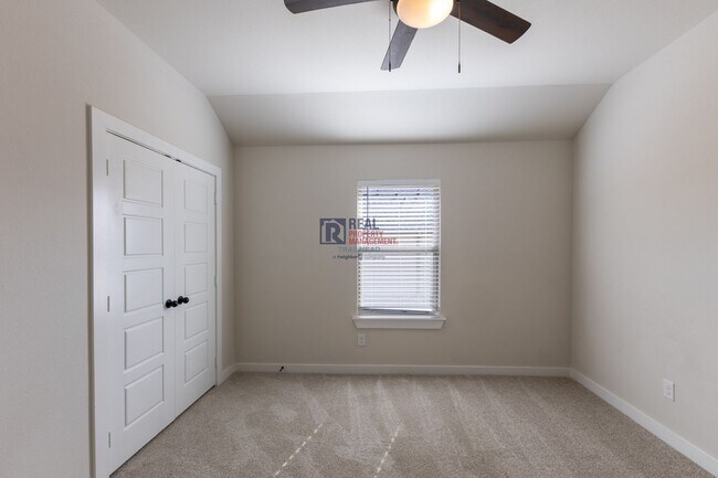 Building Photo - Spacious Glen Rose Home with Open Floorplan & Office Space