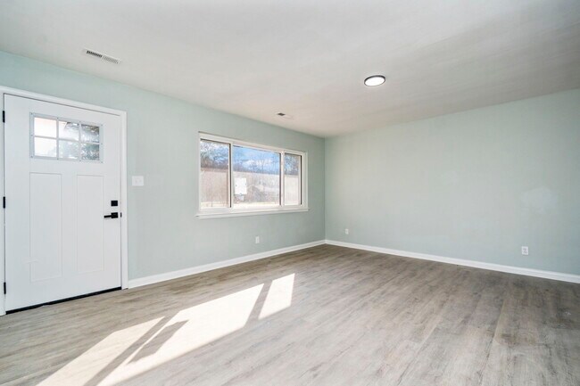 Building Photo - 152 Mann Dr