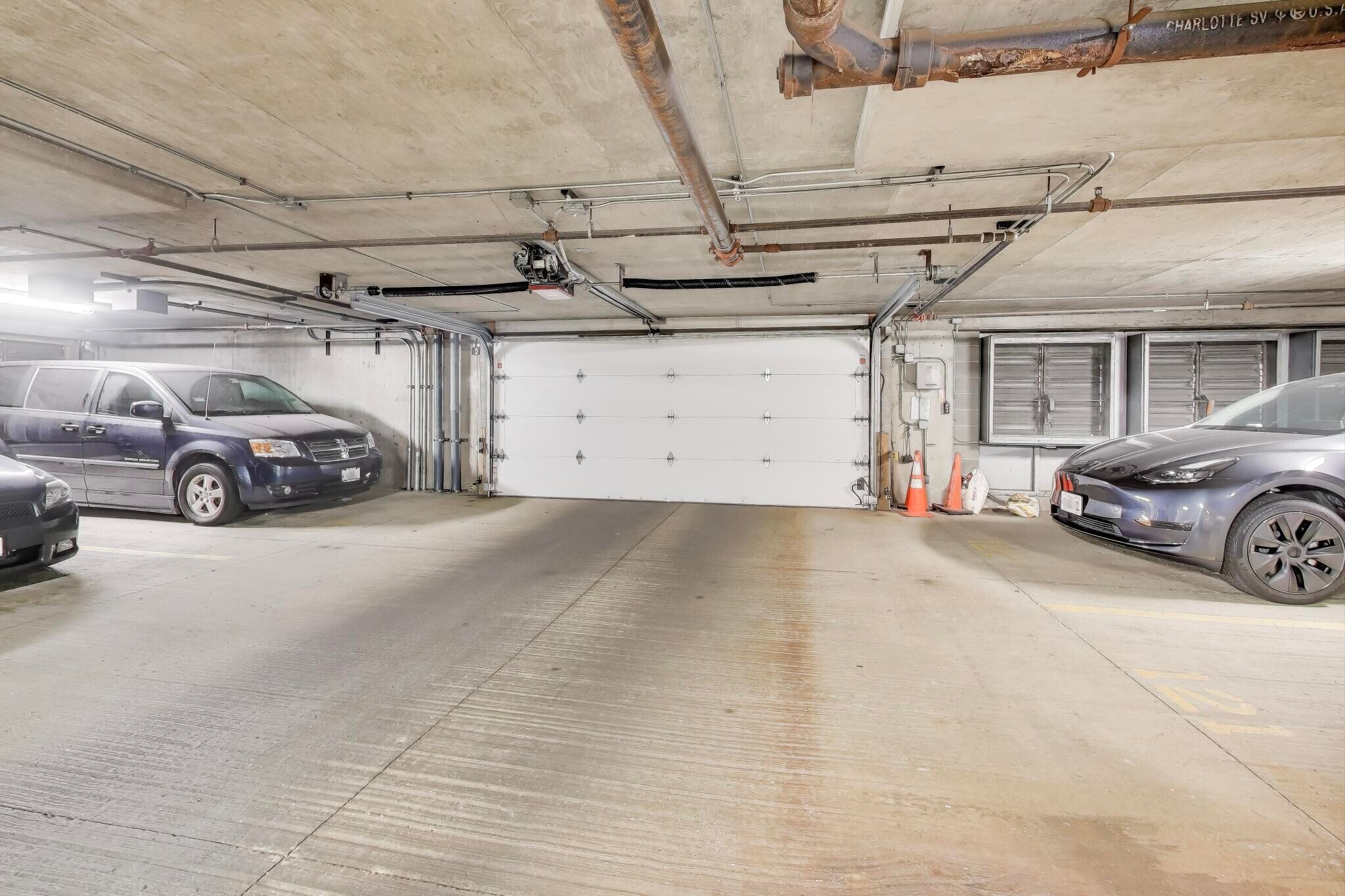 Building Photo - 933 W Van Buren St