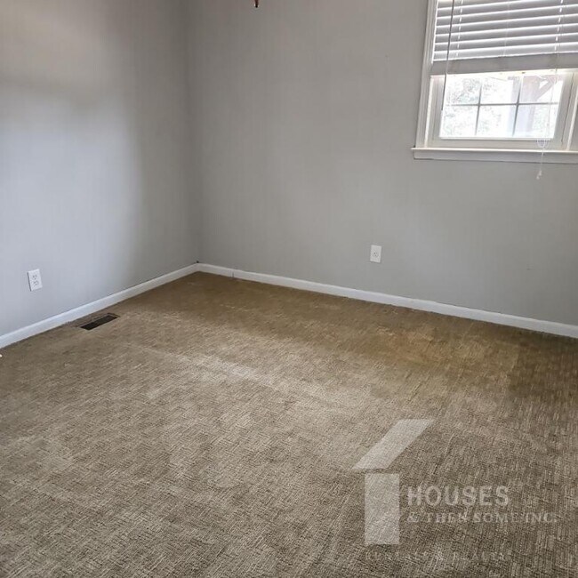 Building Photo - 423 Rollingwood Dr
