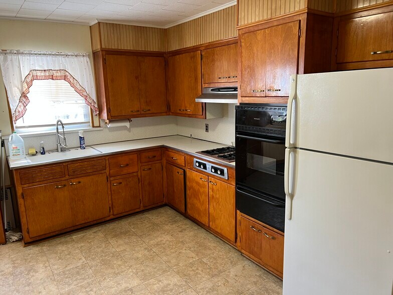 Kitchen - 421 Hamilton St