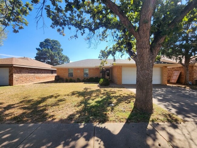 Primary Photo - 3 bed 2 bath 2 car garage, move in ready!