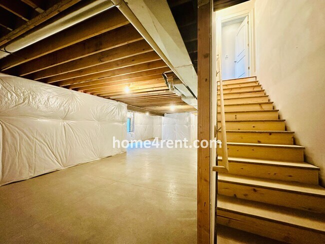 Building Photo - Nearly New Luxury Home in Blue Valley Schools!