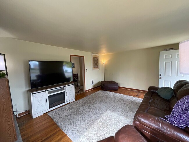 Building Photo - Great 2 Bedroom 1 Bath Home Near the Heart of Shelton