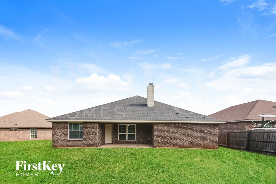 Building Photo - 2708 Beverly Dr
