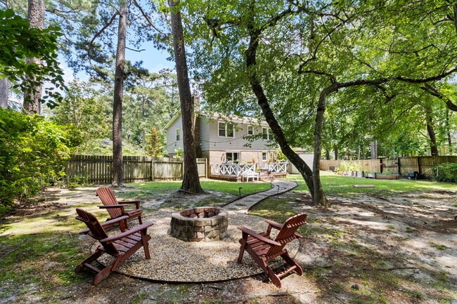 Building Photo - Spacious 4-Bedroom Haven with 3 Full Baths...