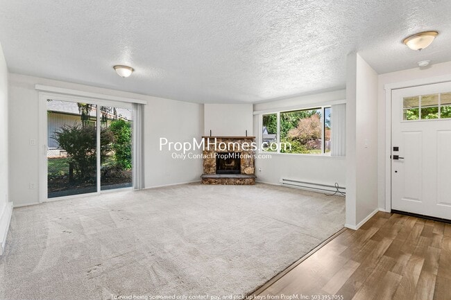Building Photo - Updated Two Bedroom Duplex in Newberg!