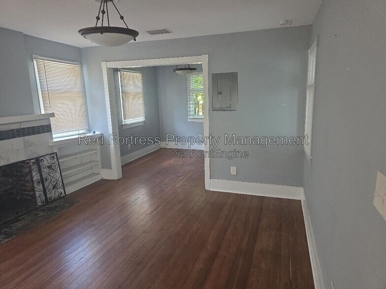 Building Photo - 1609 Poinsettia Ave