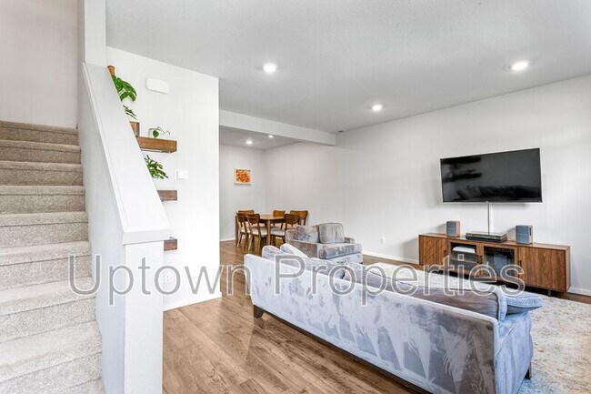 Building Photo - 876 N 18th Ave