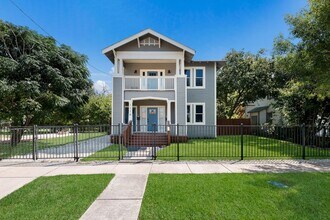 Building Photo - Private Balcony & Prime Location