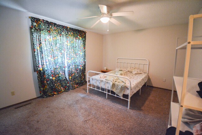 Building Photo - Spacious and Character-filled 5 BR 3 Bath ...