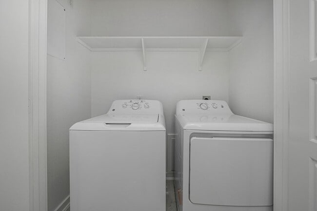 Building Photo - 8433 Adelaide Dr