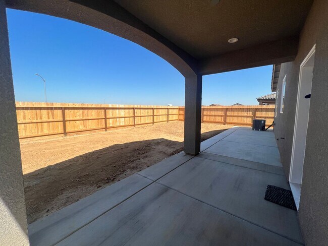 Building Photo - "Modern & Energy-Efficient 3BR/2BA Home with Solar - Perfect for Families!"