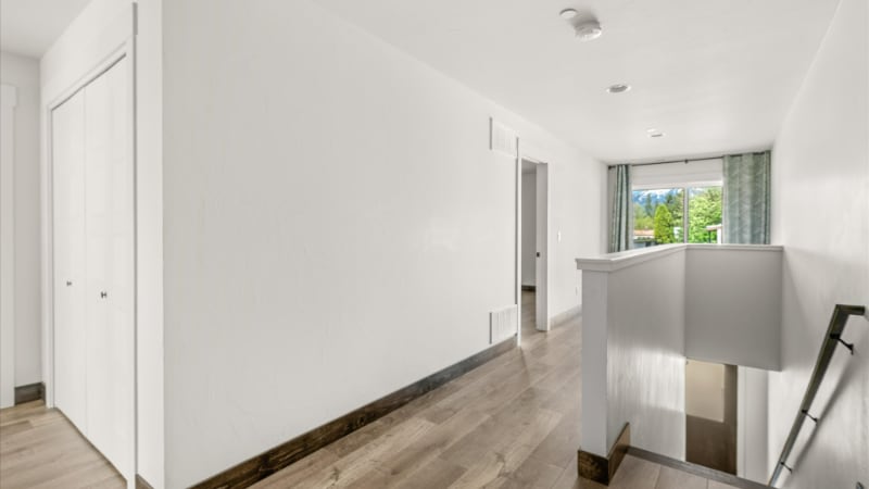 Building Photo - 1010 E 7th St