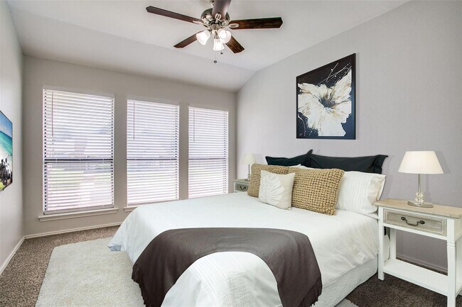 Building Photo - 2805 Meadow Park Dr
