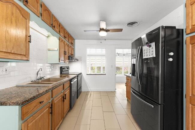 Building Photo - "Charming 3-Bed, 2-Bath Oasis in the Heart of Saint Petersburg – 1,366 Sq Ft of Comfort!"