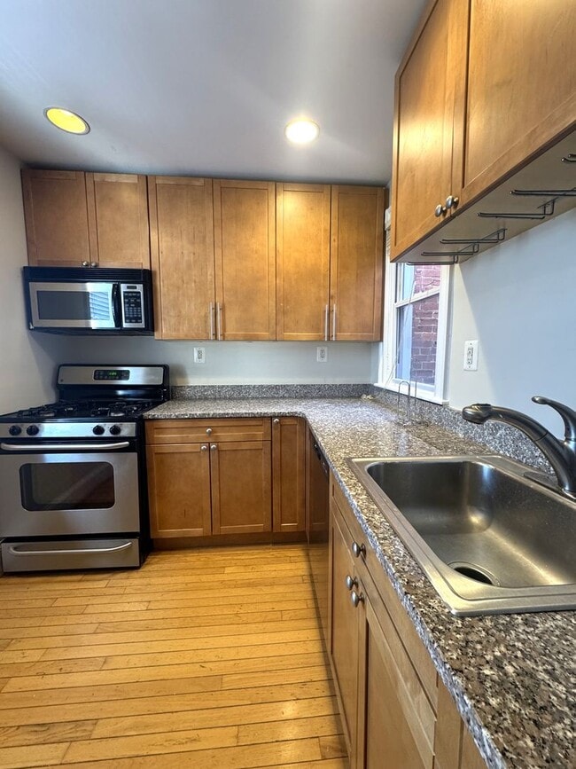 Building Photo - Charming 1BR/1BA Condo in the Heart of Shaw – Parking Included!