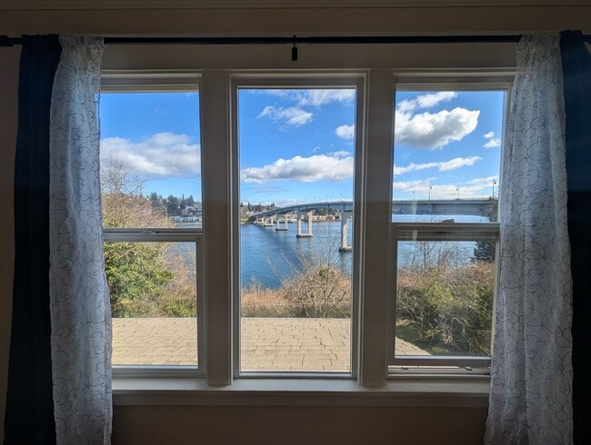 Building Photo - 3 Bedroom Bremerton Charmer with Stunning ...