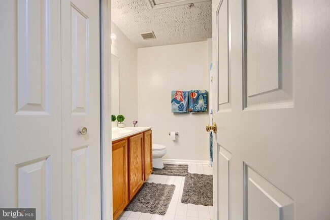 Building Photo - 10 Bluestem Ct