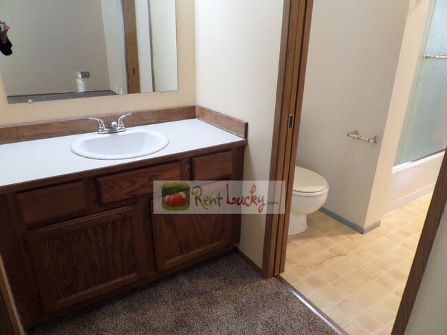 Building Photo - Cute Duplex with Attached Garage in Brown'...