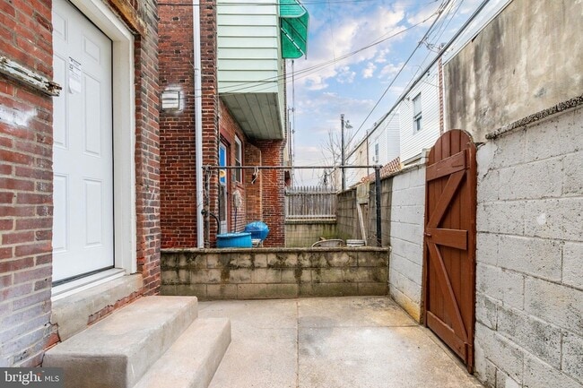 Building Photo - 2102 S Opal St