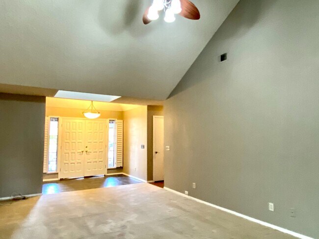 Building Photo - $2,450 Audubon & Friant 3 bed, N Bond, Fresno