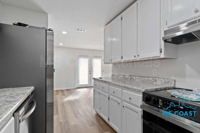 Building Photo - 340 Hiller Dr