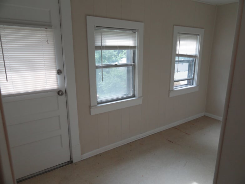 Building Photo - 528 S Cedar Ave