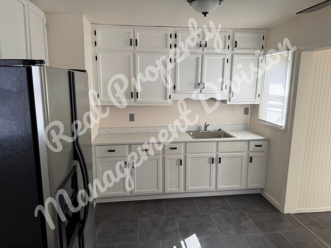 Building Photo - 2 Bed / 1 Bath + Office | Fenced Yard | 2-Car Garage | Quiet Street