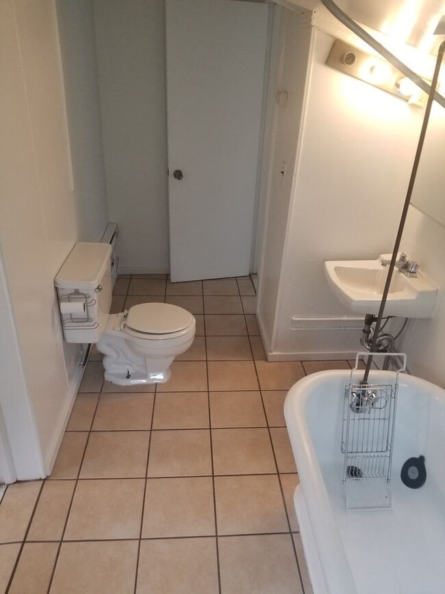 Building Photo - 226  1/2   E.  5TH STREET