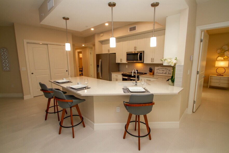 Kitchen - 262 Indies Dr E