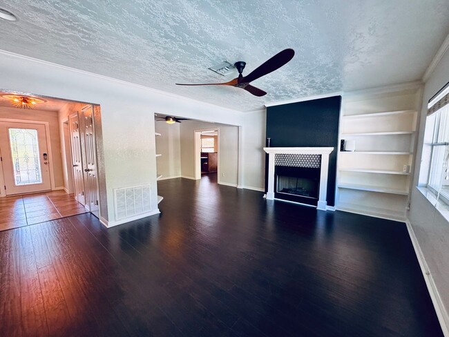 Building Photo - Elegant and Updated 3/2 Pool Home just min...