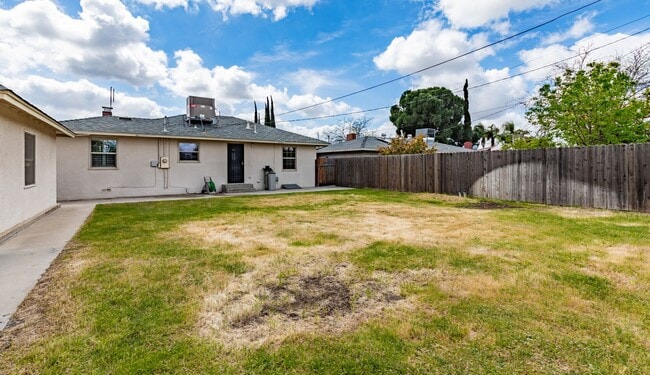 Building Photo - Charming & Updated: Your Perfect Retreat A...