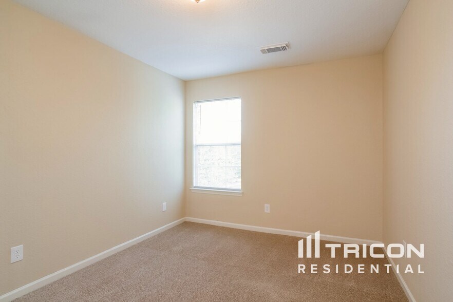 Building Photo - 32331 Hunter Park Ct