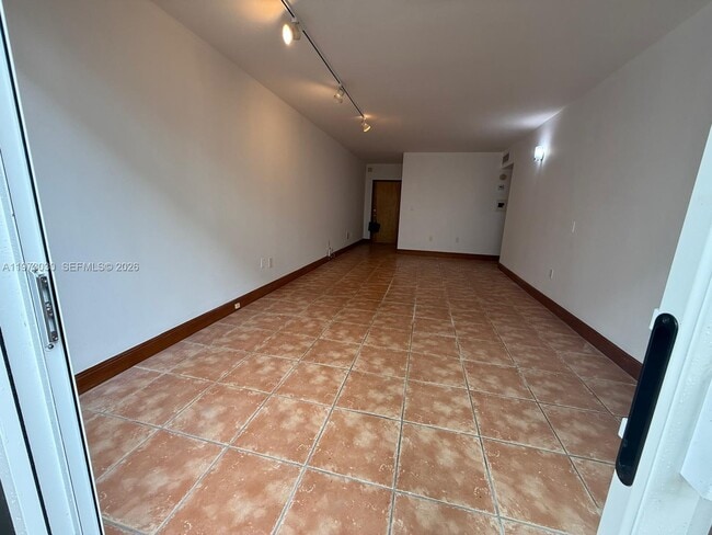 Building Photo - 2539 S Bayshore Dr