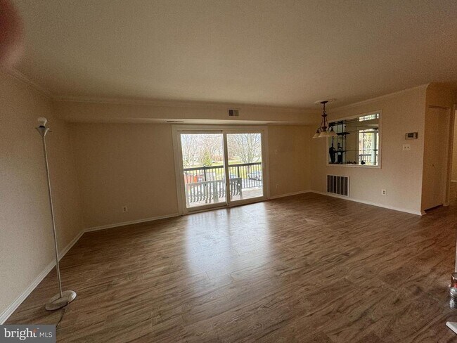 Building Photo - 214 Locust St SE