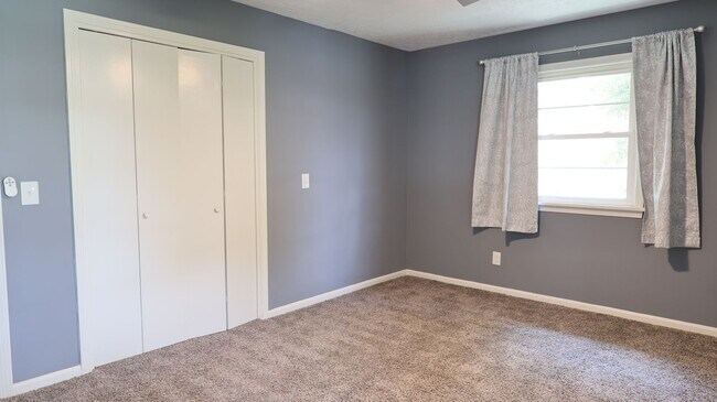 Building Photo - Spacious Modern 4 bedroom, 1 Full Ba, 2 Half bath