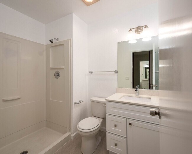 Building Photo - Westland Estates 2 Bedroom 2.5 Bathroom Condo
