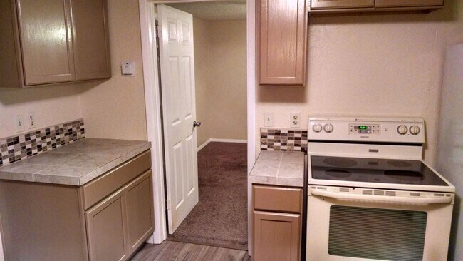 Building Photo - 2 br, 1 bath House - 433 W Second St #1 (884)