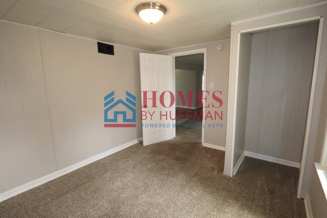 Building Photo - Three Bedroom House | Large Backyard