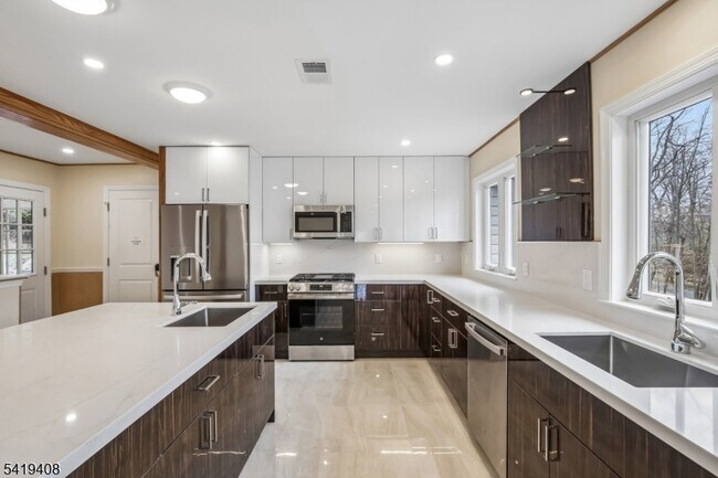 Building Photo - 215 Summit Ave