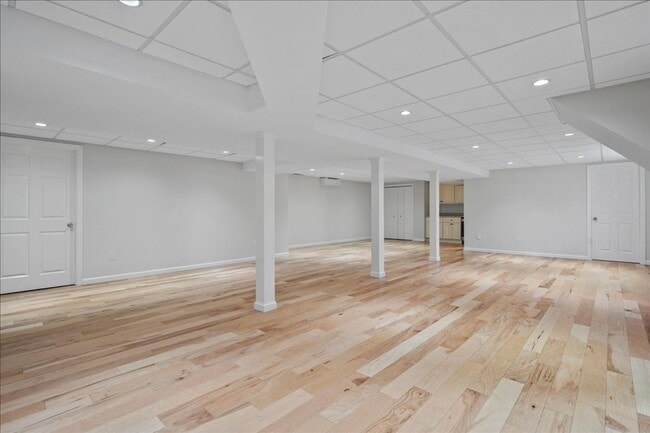 Building Photo - Spacious 4 Bedroom 4.5 Bath Rental in London Woods!