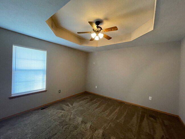 Building Photo - 3 Bedroom Home in Clever Available Now!