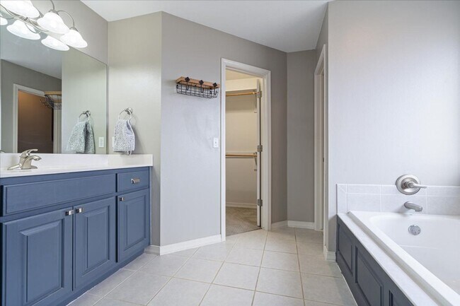 Building Photo - Discover this spacious 4-bedroom, 2-bath home